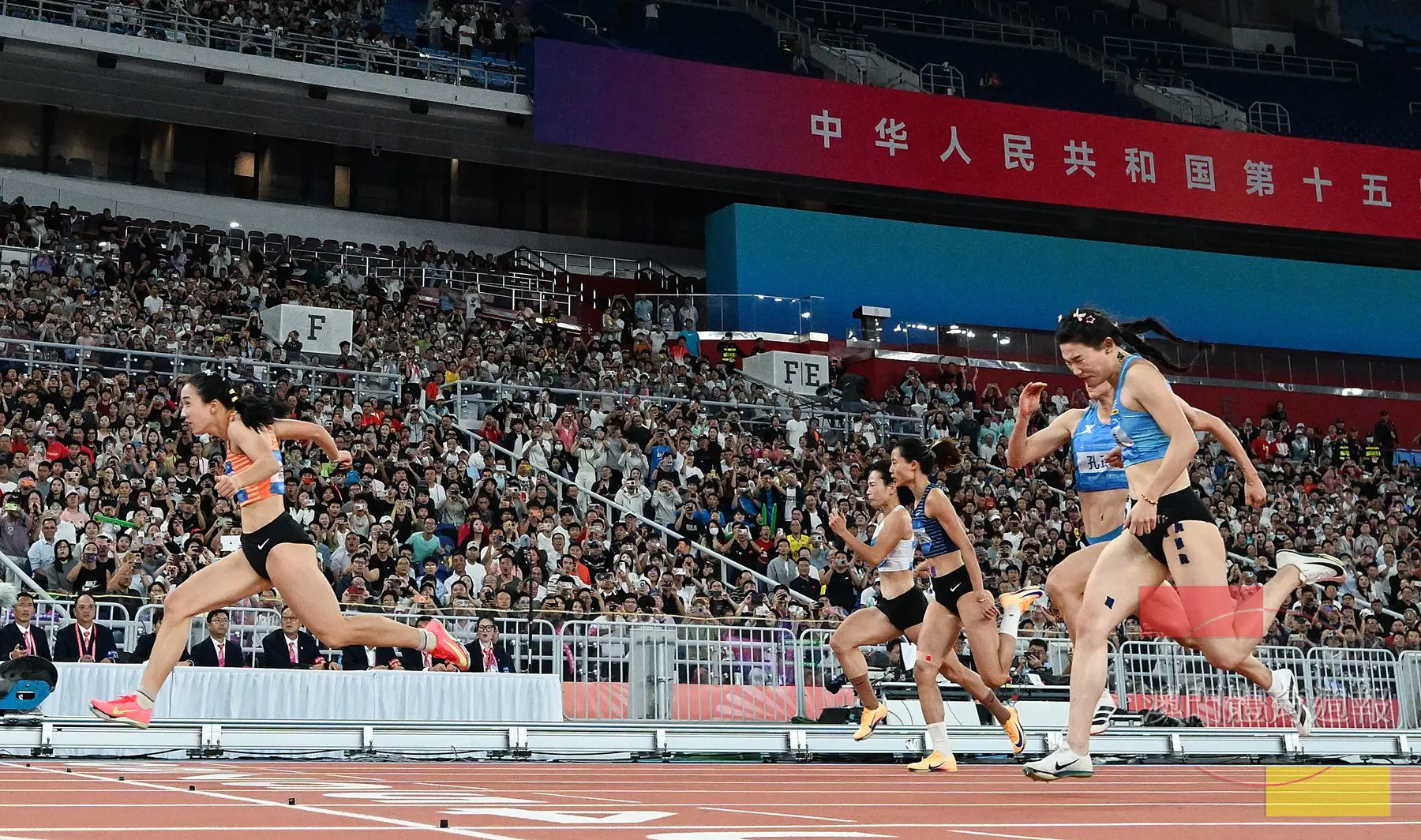 B3  呂艷蘭（白衫）歷史性亮相全運會女子一百米決賽（新華社）_副本.jpg